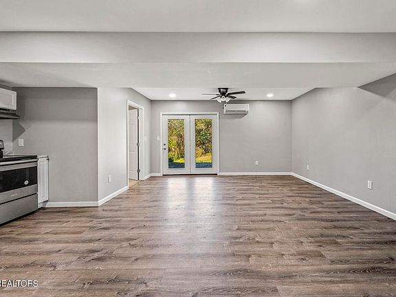3rd image of 225 Penn Dr #B
