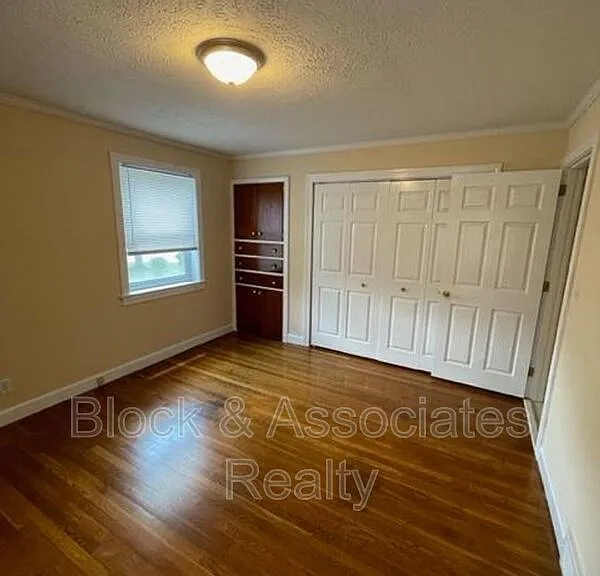 1542 N Tremont Dr — Photo 6