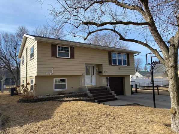 1038 Wilbur St, Worthington, MN 56187