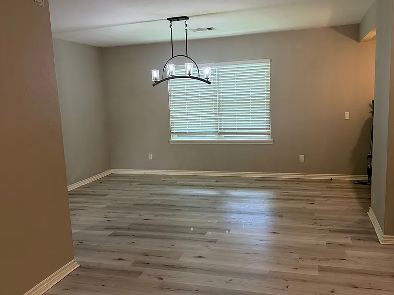 1013 Oak Dr — Photo 2