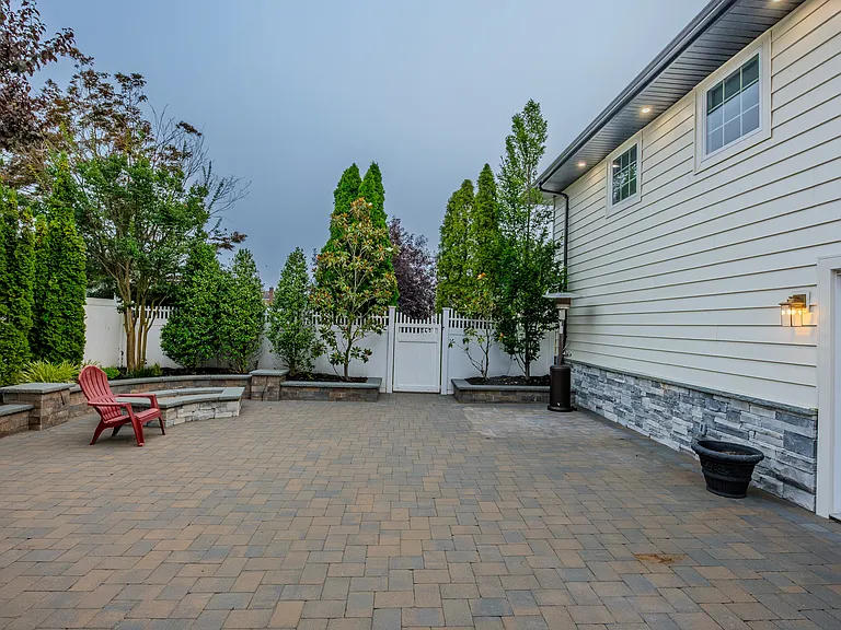269 Illinois Ave — Photo 45
