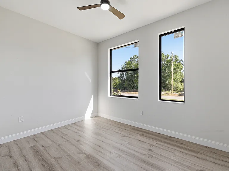 825 Carbon St E — Photo 31