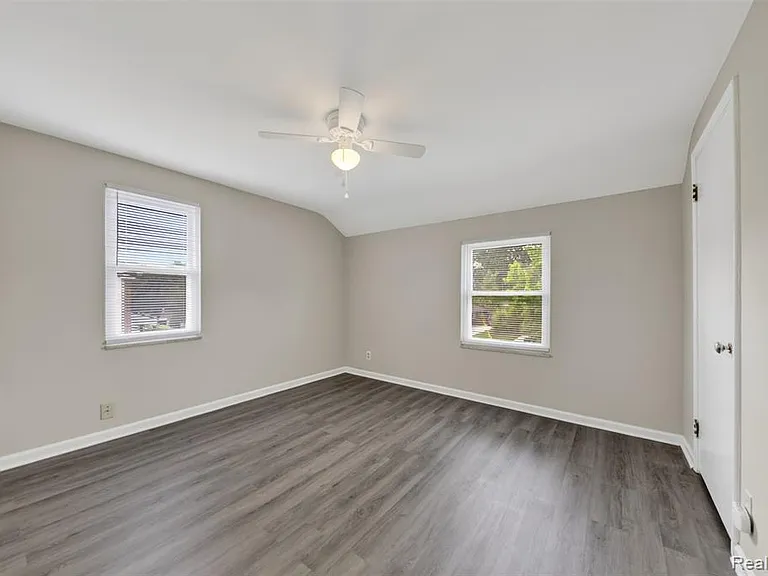 360 Parkview Dr — Photo 14