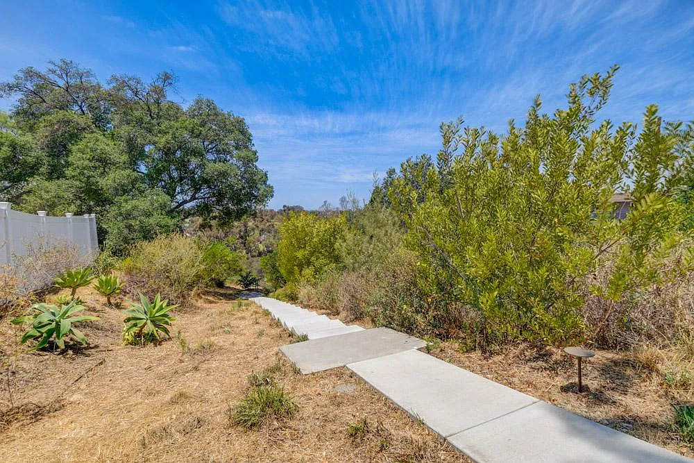 3 bed, 2.5 bath, 2200 sqft, $6,000 — Photo 2