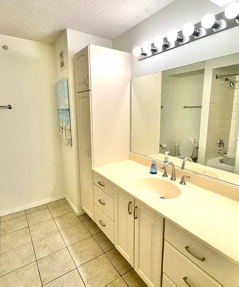 Guest bathroom with shower & full tub