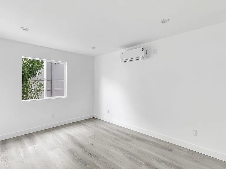 2747 S Mansfield Ave — Photo 6