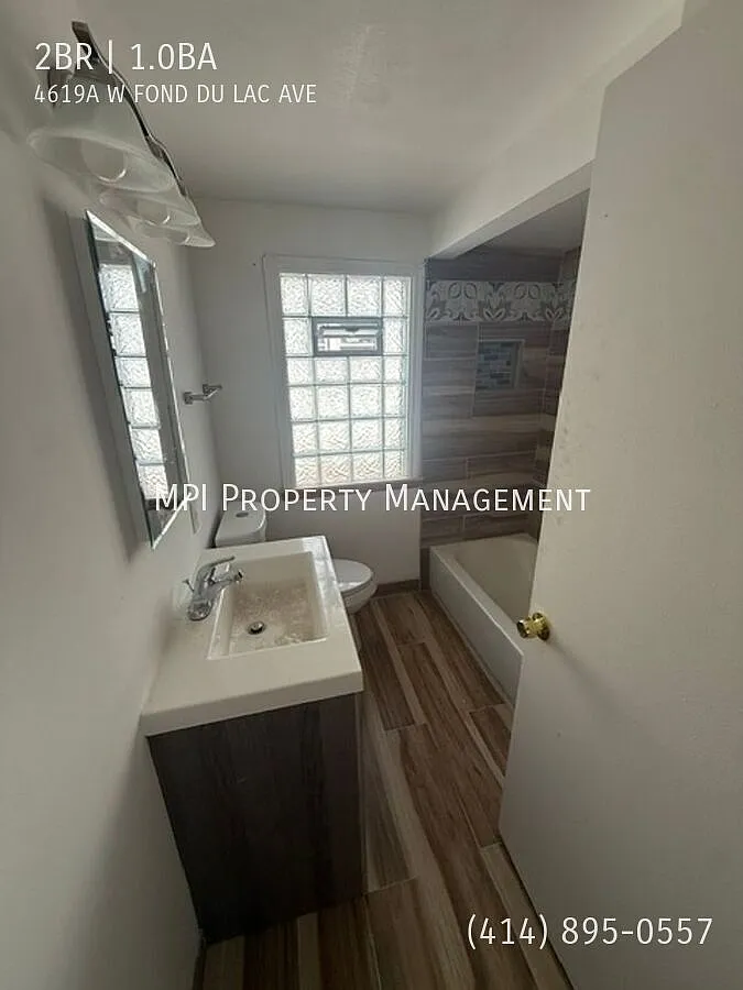 4619A W, Fond du Lac Avenue - 2 Bedroom, 1 Bathroom Upper Duplex — Photo 4