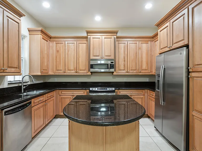 810 NW 83rd Ln — Photo 10