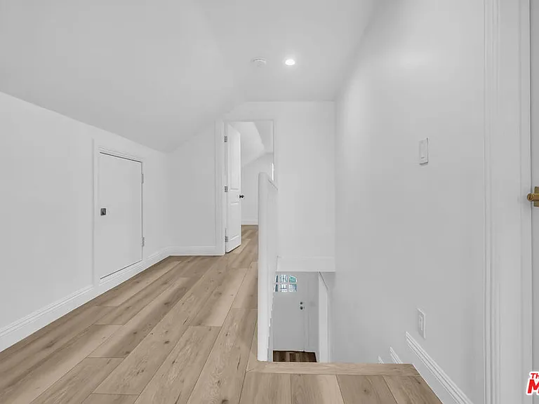 261 W 43rd Pl — Photo 26
