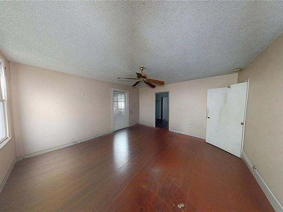 5th image of 688 Main St