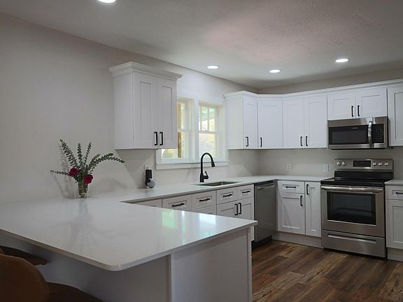 4th image of 255 Maple St
