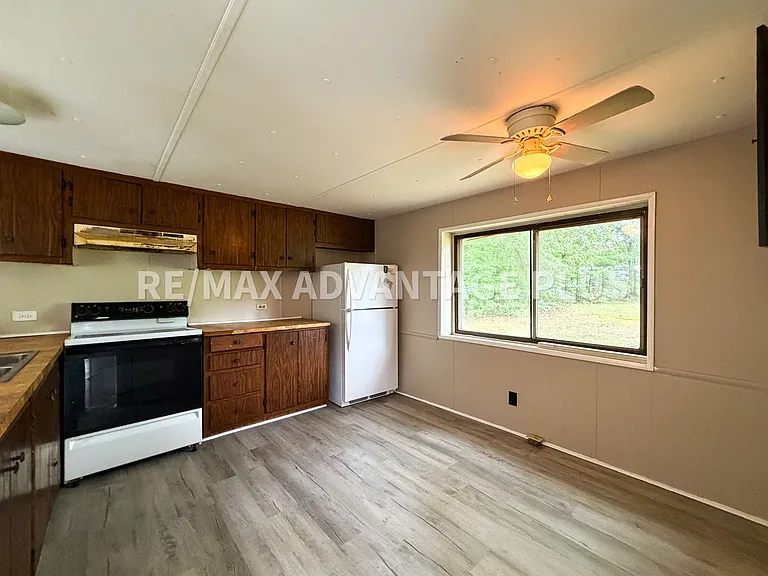 72 Oak Ln — Photo 3