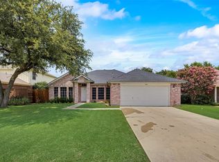 250 Moonbeam Ln, Grand Prairie, TX 75052