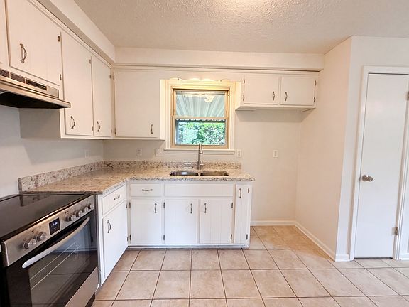 3rd image of 587 Lafayette Rd