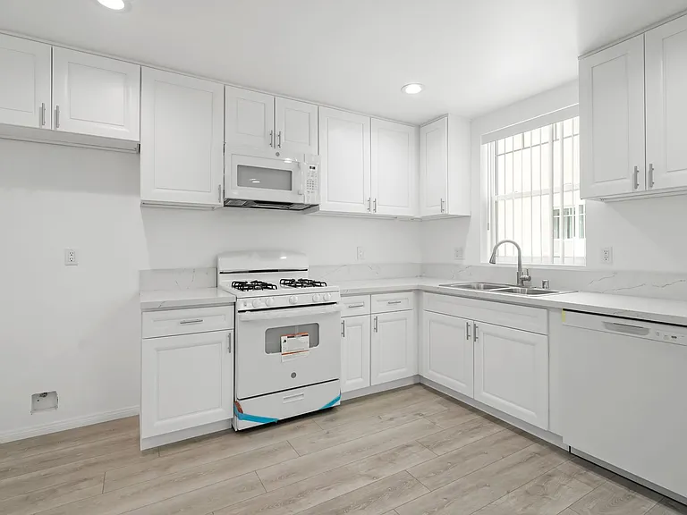 14243 Magnolia Blvd — Photo 5