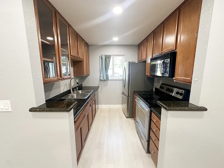 1076 Yarwood Ct — Photo 7