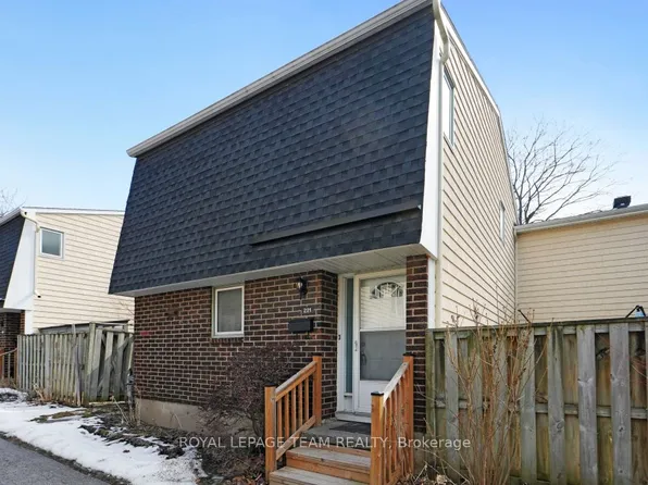 221 Petrie Ln, Ottawa, ON K2K 1Z5