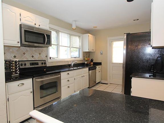 4th image of 4009 Grove Ave