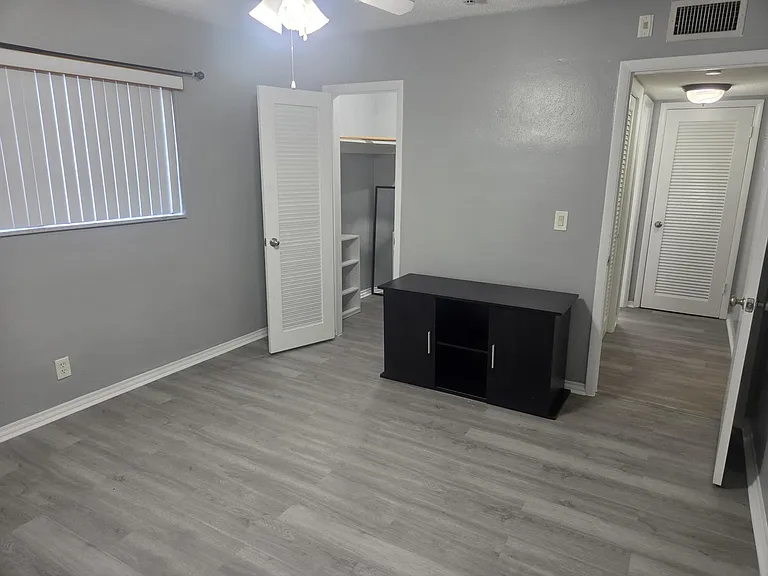 2031 Dewey St — Photo 3