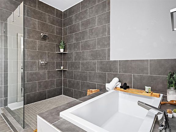 4th image of 2104 Webster St