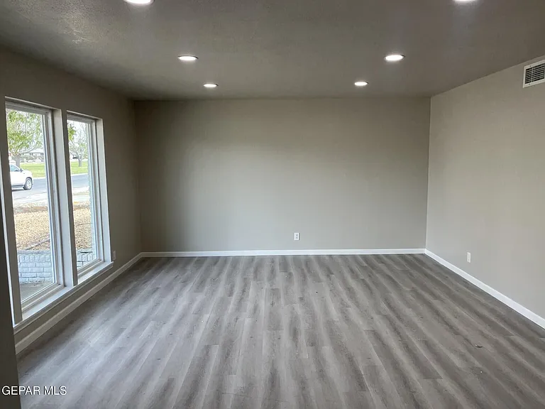 8600 Edgemere Blvd — Photo 16