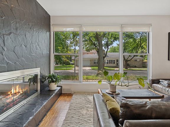 4th image of 2804 W Rascher Ave