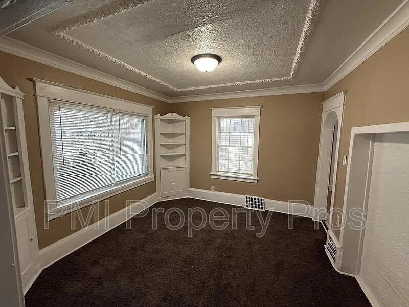 4 bed, 1.0 bath, $1,650 — Photo 2