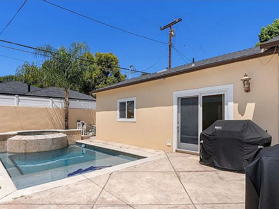 4th image of 5075 Canoga Ave