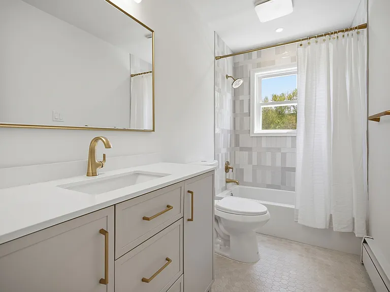 Upper Floor Full Bathroom