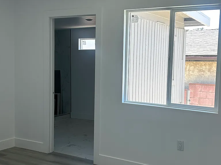 1419 E 61st St #1 — Photo 5