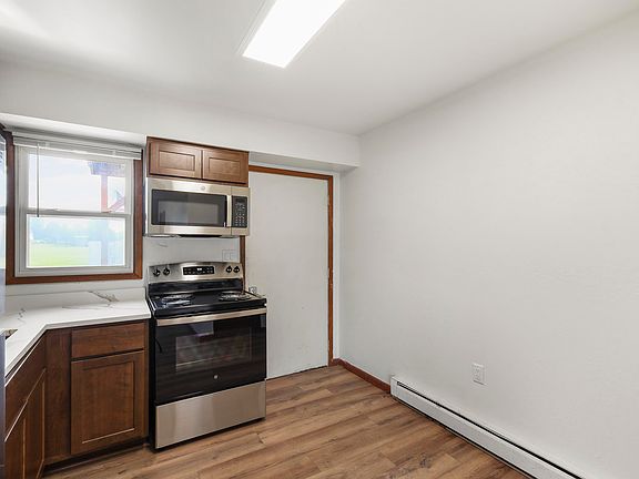 5th image of 616 S Clinton St APT 1