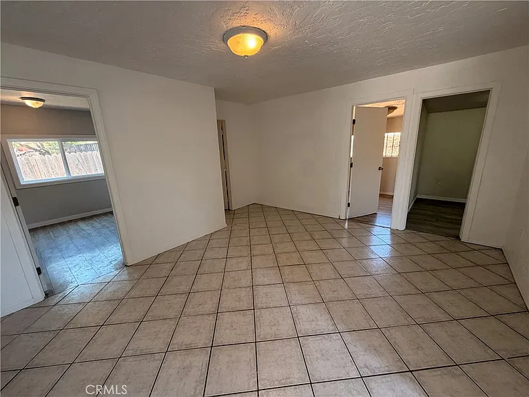 258 E Hill St — Photo 13