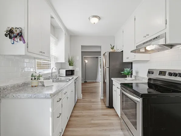 1600 Amy Ln, Brooklyn Center, MN 55430
