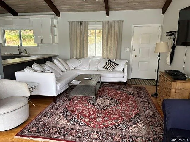 3 bed, 2.5 bath, 1350 sqft, $6,000 — Photo 2