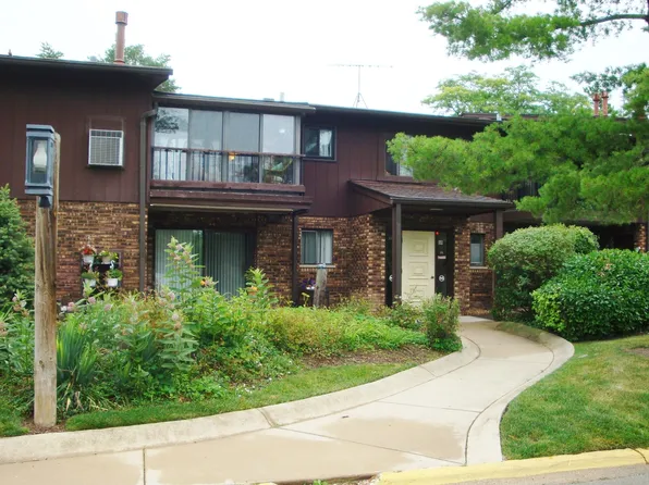 68 Pier Dr APT 202, Westmont, IL 60559