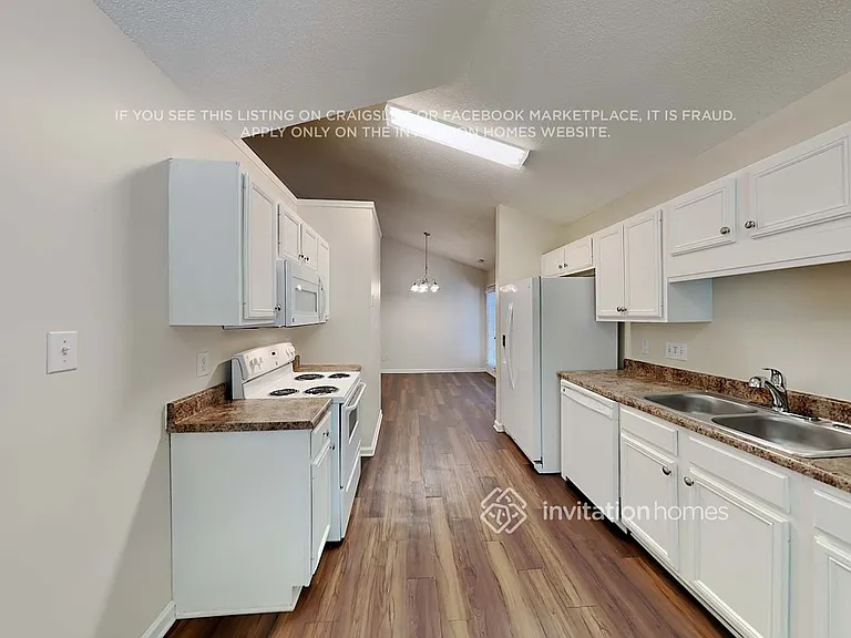 7805 Royce Hall Ln — Photo 7