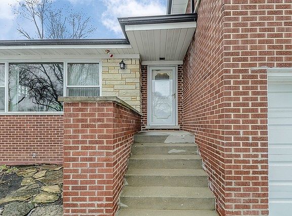 2nd image of 510 N Elmhurst Ave