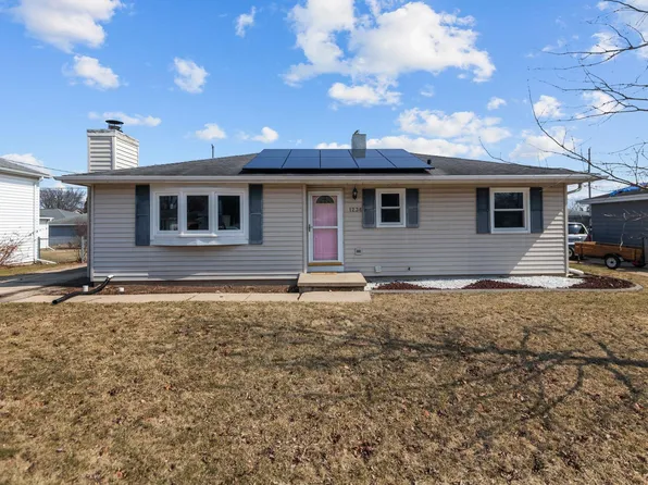 1236 Honeysuckle Ln, Neenah, WI 54956