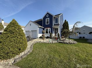 15 Sutton Pl, Helmetta, NJ 08828