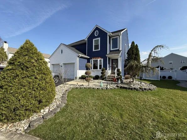 15 Sutton Pl, Helmetta, NJ 08828