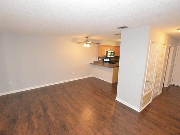 3rd image of 231 Oxford Ct