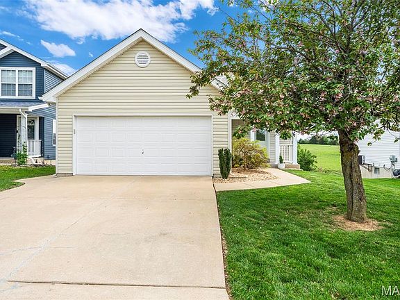2nd image of 134 Autumn Oaks Dr