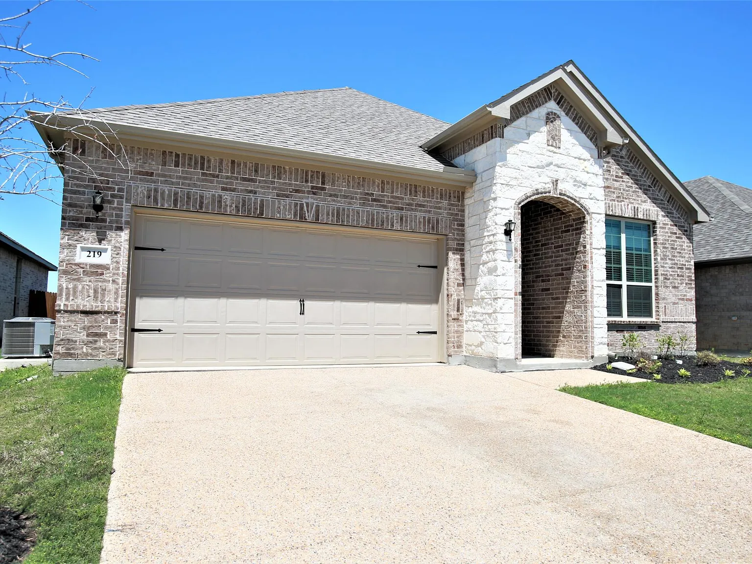 4 bed, 1948 sqft, $2,300 — Photo 3