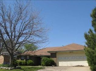 810 Waterbury St, Grand Prairie, TX 75051