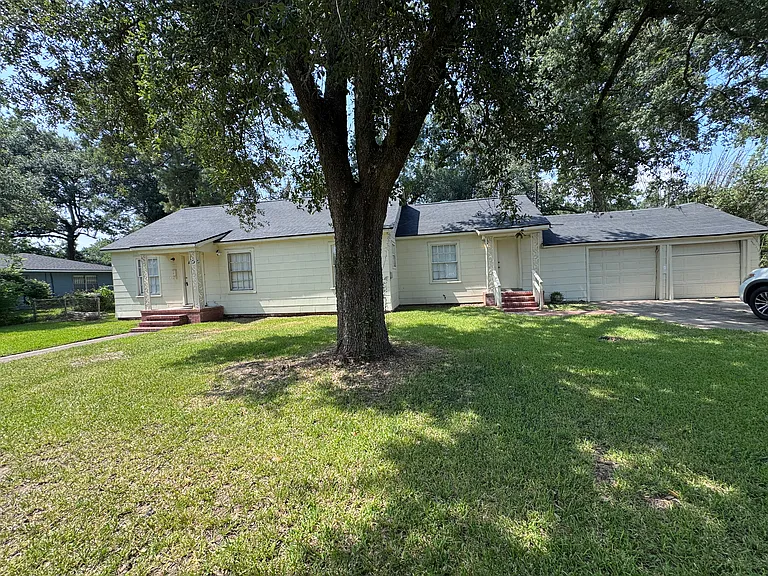 1220 Trinidad St — Photo 2