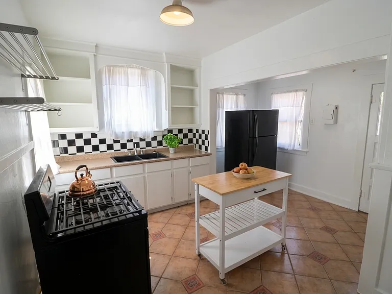 2725 Gold Ave — Photo 6
