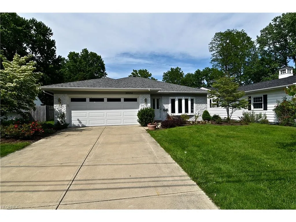 30514 Manhasset Dr photo 1