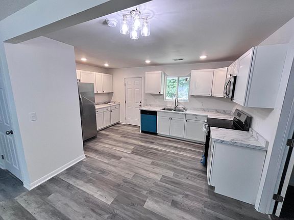 5th image of 42 Raven Dr