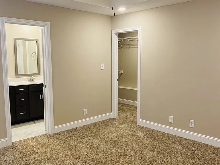 1033 Whitney Dr — Photo 22