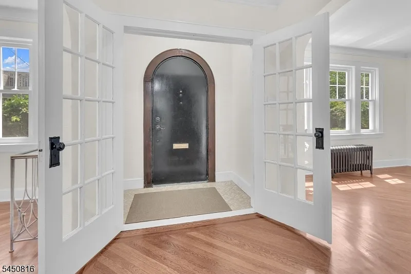 5 bed, 4.5 bath, 2650 sqft, $6,000 — Photo 2